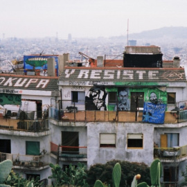 Imagen de un edificio okupa en Barcelona. / EFE