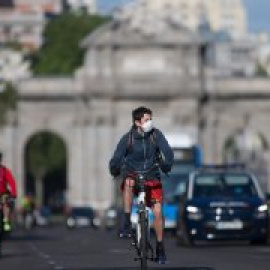 La fiebre de la bicicleta se desata por las calles de Madrid durante el confinamiento