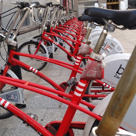 El rociado periódico con un liquido corrosivo como la lejía ha deteriorado las piezas de numerosas bicicletas municipales de Zaragoza. E.B.