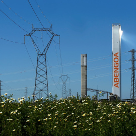 La torre de la planta solar Solucar, de Abengoa, en la localidad de Sanlucar la Mayor, cerca de Sevilla. REUTERS/Marcelo del Pozo