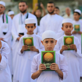 Los niños participan en una marcha en el campo de refugiados de Al Buraj en el centro de Gaza para 400 niños palestinos que han terminado de memorizar el Corán, el libro sagrado del Islam, a 8 de octubre de 2021.- Mahmoud Khattab / Europa Press