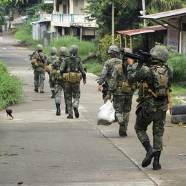 Tropas del gobierno filipino patrullan la ciudad de Marawi, en la isla de Mindanao, al sur de Filipinas. EFE/Richel Umel