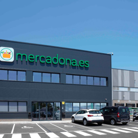 Exterior del almacén de Mercadona para la venta 'online' (que en el grupo denominan 'Colmena') ubicado en Barcelona.