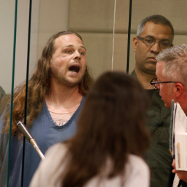 Jeremy Christian, acusado de apuñalar a dos hombres que trataron de defender a dos jóvenes de apariencia musulmana, grita durante su comparecencia ante el tribunal del condado de Multnomah, en Portland (Oregon, EEUU). REUTERS / Beth Nakamura