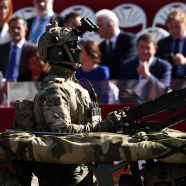 Un militar en un tanque del Ejército de Tierra durante el acto solemne de homenaje a la bandera nacional y desfile militar en el Día de la Hispanidad, a 12 de octubre de 2022, en Madrid (España). Foto: Eduardo Parra / Europa Press