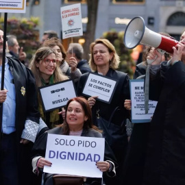 Un grupo de letrados de la Administración de Justicia (LAJ) sujetan varias pancartas durante una manifestación en Madrid, a 9 de marzo de 2023. Foto: Eduardo Parra / Europa Press