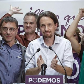  Pablo Iglesias, Juan Carlos Monedero y Teresa Rodríguez, de Podemos, celebran sus cinco escaños