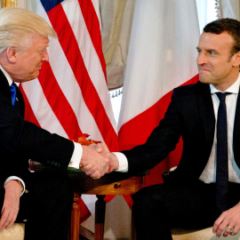 El presidente de EEUU, Donald Trump, y el presidente de Francia, Emmanuel Macron, se saludan durante la cumbre del G7.- REUTERS/Peter Dejong