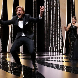 El sueco Ruben Ostlund celebra haber ganado la Palma de Oro por su película 'The Square' en el Festival de Cannes. /EFE