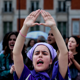  Una mujer protesta haciendo un símbolo feminista con las manos, en Madrid, a 2 de junio de 2023.- EP