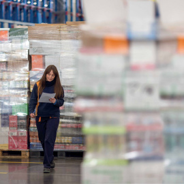 Trabajadora en un bloque logístico de Mercadona.