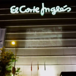 La fachada de El Corte Inglés de Goya, durante la acción de Igualdad Animal.