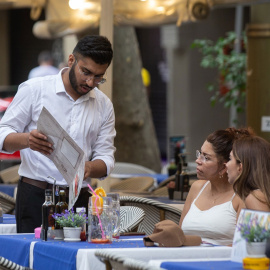  Un camarero atiende a una mesa en las Ramblas, a 15 de junio de 2022, en Barcelona, Catalunya (España).Europa Press