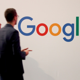 Visitantes pasan ante el logotipo de Google en las instalaciones de Viva Tech, en París. REUTERS / Charles Platiau / File Photo