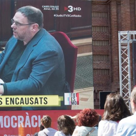 Desenes de persones segueixen la declaració de Junqueras a través de la pantalla gegant instal·lada per Òmnium a l'Arc de Triomf. EFE / Marta Pérez