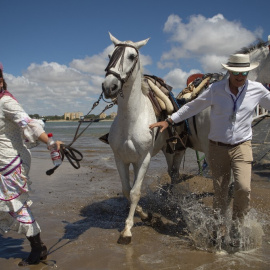  Los peregrinos cruzan el río Guadalquivir en ruta hacia el santuario de El Rocío en el parque nacional de Doñana durante la peregrinación anual de El Rocío.- AFP