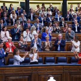 El diputado del PSOE José Luis Ramos Rodríguez, abraza a la ministra de Transporte, Movilidad y Agenda Urbana, Raquel Sánchez, tras finalizar una sesión plenaria donde se ha aprobado la Ley de la Vivienda, en el Congreso de los Diputados, a 27 de abri