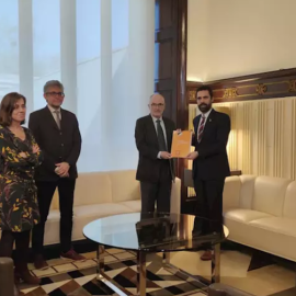 L'equip del Síndic de Greuges i el president del Parlament de Catalunya, Roger Torrent, durant la presentació de l'informe. Europa Press