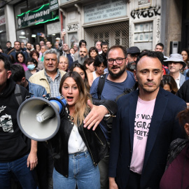 El exvicepresidente del Gobierno Pablo Iglesias; el candidato de Podemos a la Alcaldía de Madrid, Roberto Sotomayor, y la candidata a la Presidencia de la Comunidad de Madrid, Alejandra Jacinto; participan en un mitin en el Espacio Rastro en Madrid. -FER