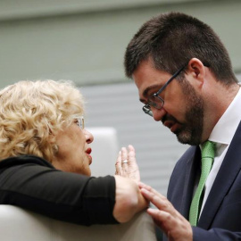 El concejal de Economía y Hacienda de Ahora Madrid, Carlos Sánchez Mato, conversa con la alcaldesa de Madrid, Manuela Carmena, durante el pleno del Ayuntamiento de Madrid. /EFE