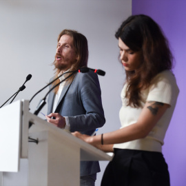 (I-D) Los portavoces de Podemos, Pablo Fernández e Isa Serra, ofrecen una rueda de prensa, en la sede de Podemos, a 5 de junio de 2023, en Madrid (España). Gustavo Valiente / Europa Press