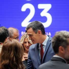  Pedro Sánchez y Yolanda Díaz  saludan tras la presentación de las prioridades de la Presidencia española del Consejo de la UE el 15 de junio de 2023 en Madrid. -ALEJANDRO MARTÍNEZ VÉLEZ / Europa Press