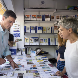 El secretario general del PSOE, Pedro Sánchez, observa algunos ejemplares, durante su visita a la Feria del Libro de Madrid. EFE/Luca Piergiovanni