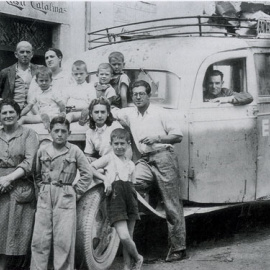 Catalina García, la primera conductora de autobús en España, junto a su familia.