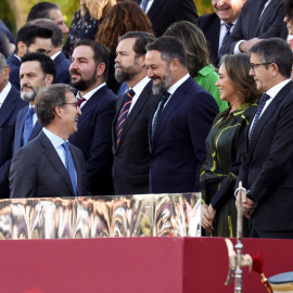  El presidente del PP, Alberto Núñez Feijóo, conversa con el líder de Vox, Santiago Abascal. Eduardo Parra / Europa Press