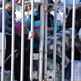 Imagen de archivo de porteadoras esperando a cruzar la valla en la frontera sur / REUTERS