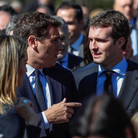 El presidente del PP, Pablo Casado (d), y el presidente de Ciudadanos, Albert Rivera, durante el acto de recuerdo a los 193 fallecidos en los atentados del 11M. /EFE