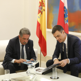 Miguel Ángel Revilla despachando justo a Pedro Sánchez en La Moncloa, en una foto de archivo. | Marta Fernández - Europa Press