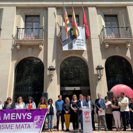 Vecinos y representantes políticos del Ayuntamiento de Xàtiva se han concentrado este miércoles ante el consistorio y han guardado un minuto de silencio. EFE