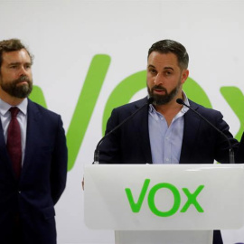 El presidente de Vox, Santiago Abascal, acompañado por Iván Espinosa de los Monteros en Madrid. (JUAN CARLOS HIDALGO)