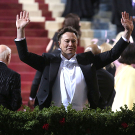 El magnate de los negocios Elon Musk llega para asistir a la Met Gala 2022 en el Museo Metropolitano de Arte.