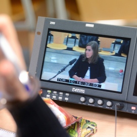 Vista de la declaración de la exministra de Sanidad Ana Mato a través de un monitor de la sala de prensa de la Audiencia Nacional de San Fernando de Henares. EFE/Fernando Villar