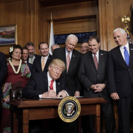 Donald Trump al firmar el veto a los ciudadanos de seis países musulmanes.