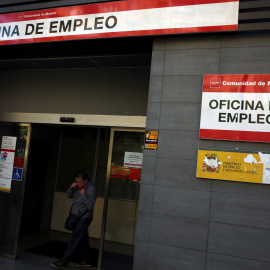 Un hombre sale de una oficina del Servicio de Empleo de la Comunidad de Madrid. REUTERS/Susana Vera