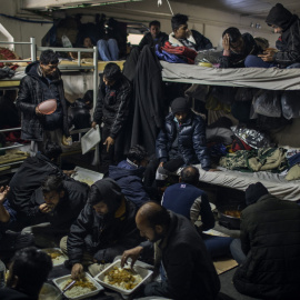 Migrantes en su mayoría de Bangladesh viven hacinados en una habitación del campo de Miral situado en Velika Kladusa. JM López.