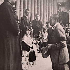 La imagen de Inés Palou entregando un ramo de flores a Alfonso XIII con mejor calidad. En teoría, según el usuario de Twitter Anton Llop, la foto ha sido publicada en la revista Sió.