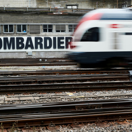 Un cartel publicitario de Bombardier, al paso de un tren de la suiza SBB CFF,  en la estación en Berna. REUTERS / Denis Balibouse