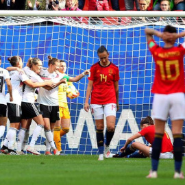 Las jugadoras alemanas celebran tras marcar el 1-0 durante el encuentro del grupo B del Mundial Femenino entre Alemania y España. (TOLGA BOZOGLU | EFE)