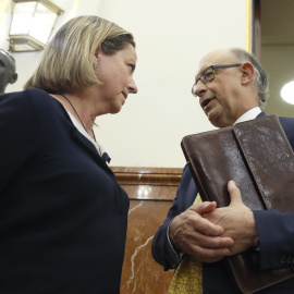 La diputada de Coalición Canaria, Ana Oramas, conversa con el ministro de Hacienda, Cristóbal Montoro, en los pasillos del Congreso, durante el debate de los Presupuestos del Estado para 2017. EFE/Kiko Huesca