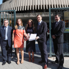 El portavoz del PP en el Congreso, Rafael Hernando (2d), junto a los diputados, Arturo García (i), Alicia Sánchez-Camacho (2i), Patricia Reyes y José Antonio Bermúdez de Castro, posan para los medios antes de presentar en el Tribunal Constitucional el