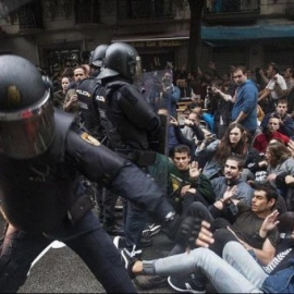  Cargas policiales durante el 1O. EFE