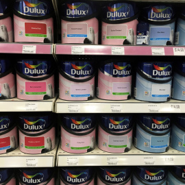 Latas de la pintura Dulux, una de las marcas de la holandesa Akzo Nobel, en una tienda en Manchester. REUTERS/Phil Noble