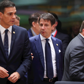 El presidente del Gobierno, Pedro Sánchez, y el primer ministro italiano Giuseppe Conte, en una imagen de archivo de una cumbre de la UE. EFE/Olivier Hoslet