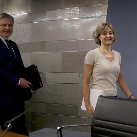 El portavoz del Ejecutivo, Íñigo Méndez de Vigo y la ministra de Agricultura, Isabel García Tejerina, al inicio de la rueda de prensa posterior a la reunión del Consejo de Ministros en La Moncloa. EFE/Ballesteros