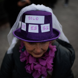 Una mujer durante la manifestación del 8M en Madrid. E.P./ Alejandro Martínez Vélez