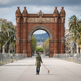 El Passeig Lluís Companys, amb una vianant que passeja el gos. JOEL KASHILA